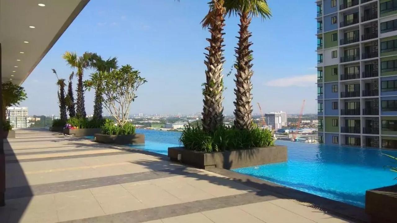Sinar Rasa Homestay At I-Soho, I-City Σαχ Αλάμ Εξωτερικό φωτογραφία Infinity pool at the 33rd floor of The Panorama