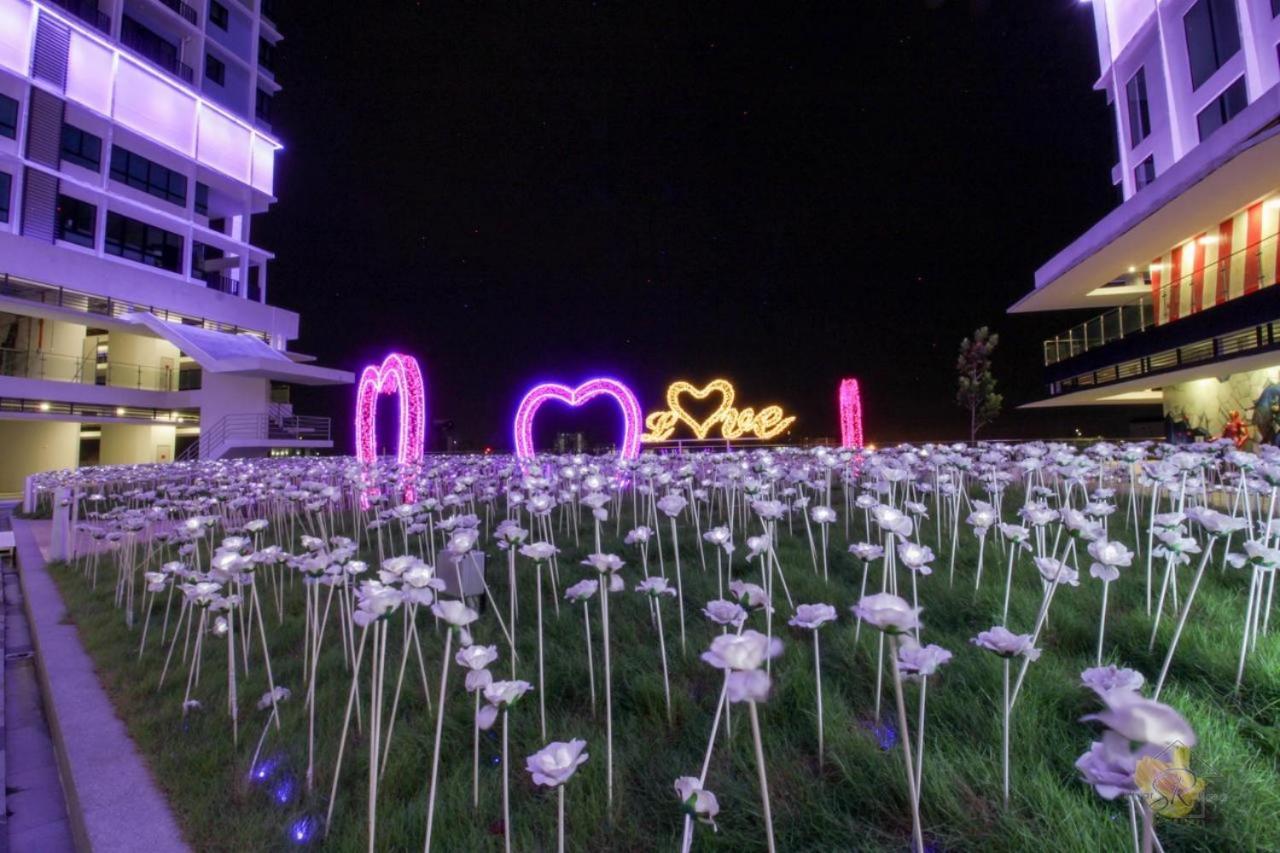 Sinar Rasa Homestay At I-Soho, I-City Σαχ Αλάμ Εξωτερικό φωτογραφία The field of roses at the park